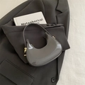 Bolso medialuna gris oscuro de charol brillante con detalles en dorado - Gris