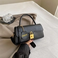Minimalistische schwarze Baguette-Tasche mit goldener Schnalle und modischem Anhänger - Schwarz