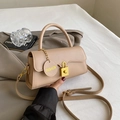 Beigefarbene Lederhandtasche mit goldener Schnalle und verstellbarem Riemen auf Stoff - Khaki