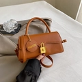 Französische Baguette-Tasche aus braunem Leder mit goldenem Schloss und Schultergurt - Braun