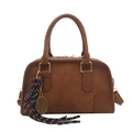 Bolso Boston marrón con patchwork de cuero y dije de raqueta sobre un fondo blanco puro - Estilo Con Colgante / Marrón con Colgante