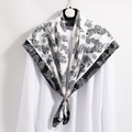 Élégant foulard en soie 90x90cm imprimé feuilles noir et blanc avec boucle dorée - 90*90cm / Blanc