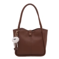 Sac seau classique en cuir marron foncé avec bandoulière et breloque pelucheuse blanche - Marron (Avec Breloque)