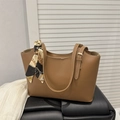 Bruine lederen shopper met elegant vintage zijden sjaal detail en verstelbare schouderriem - Tan