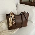 Borsa tote in pelle opaca marrone scuro con cuciture bianche e manico in sciarpa di seta - Marrone Scuro