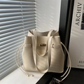 Bolso tipo cubo minimalista crema de gran capacidad con cierre dorado y cordón ajustable - Blanco