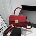 Borsa retrò bordeaux in pelle con fibbia dorata e tracolla regolabile - Rosso