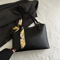 Sac cabas noir structuré avec surpiqûres blanches et foulard en soie décoratif - Noir