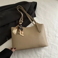 Sac fourre-tout beige en simili cuir avec foulard en soie et boucle en métal dorée chic - Kaki