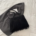 Schwarze Boho-Schultertasche aus Wildleder mit langen Fransen und geflochtenen Henkeln - Schwarz