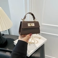 Mini sac à main marron effet crocodile avec fermoir doré et bandoulière chaîne - Marron