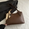 Sac fourre-tout marron foncé avec décoration de foulard en soie et boucle dorée - Brun Foncé