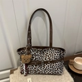 Bolso tote retro de ante con estampado de leopardo, correas de cuero y colgante de oso - Con Colgante / Blanco