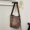 Sac seau tendance à imprimé léopard avec large bandoulière marron sur mur blanc - Kaki