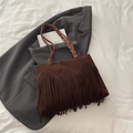 Dunkelbraune Wildleder-Einkaufstasche mit Fransen und geflochtenem Griff im Boho-Stil - Braun