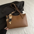 Sac fourre-tout en cuir marron avec un foulard fleuri sur l'anse, style vintage chic - Fauve