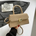 Champagnegoldene Henkeltasche mit Wildlederklappe und goldenem Metallverschluss - Khaki