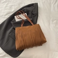 Braune Fransentasche aus Wildlederimitat mit gewebten Griffen im Boho-Vintage-Stil - Braun