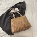 Böhmische khakifarbene Wildleder-Tasche mit Fransen und geflochtenem Griff auf Blazer - Khaki