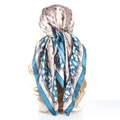 Foulard quadrato in satin con stampa leopardata blu e oro indossato come bandana da donna - Leopardo blu