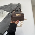 Piccola borsa quadrata marrone scuro con trama a coccodrillo e tracolla a catena d'oro - caffè