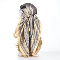 Foulard quadrato in satin leopardato con bordo dorato indossato come turbante - Stampa Leopardata Gialla