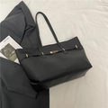 Minimalistische schwarze Leder-Einkaufstasche mit goldener Schnalle und langen Schultergurten - Schwarz