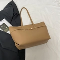 Schicke khakifarbene Tragetasche aus Kunstleder mit goldenem Drehverschluss - Khaki