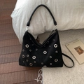 Detailansicht der schwarzen Wildledertasche mit Metallösen und glattem Leder-Schultergurt - Schwarz (Ohne Anhänger)