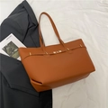 Schicke braune Leder-Tragetasche mit Goldschnalle und langen Schultergurten für den Alltag - Braun