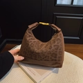 Modische Handtasche mit braunem Leopardenmuster, Goldbeschlägen und Akzenten aus Leder - Braun