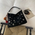 Draufsicht auf schwarze Wildleder-Quadrat-Tasche mit silbernen Ösen und bunten Bommeln - Schwarz (Mit Anhänger)