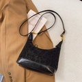 Borsa a tracolla alla moda con stampa leopardata nera, fibbia dorata e cinturino in pelle - Nero
