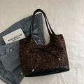 Stijlvolle tote bag met panterprint, zwarte leren bodem en strikdetail - Zwart