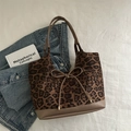 Stijlvolle shopper met luipaardprint voorzien van strik en bruine leren schouderbanden - Khaki