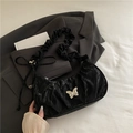 Borsa sottobraccio nera a pieghe vintage con fibbia a farfalla argentata e tracolla a volant - Nero