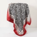 Satin-Seidenschal mit Leopardenmuster, rotem Rand und Kettenmotiven, 90x90 cm groß - Leopardenmuster Rot