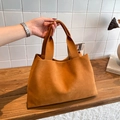 Klassische braune Wildleder-Einkaufstasche mit minimalistischem Design und breiten Griffen - Braun