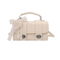 Sac Boston beige avec pendentif coeur en perles et nœud en dentelle sur fond blanc - Blanc avec pendentif