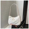 Detalle de bolso hobo de cuero blanco con hebilla de corazón de strass y bandolera - Blanco