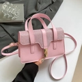 Chique roze crossbody handtas met glitterflap en goudkleurig slot in lifestyle-setting - Roze