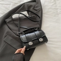 Sac polochon noir brillant avec fermoirs argentés et bandoulière réglable - Noir