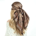 Foulard quadrato in satin leopardato indossato come copricapo con trama setosa - Leopardato Caffè Scuro