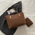 Ensemble sac cabas léopard chic comprenant un grand sac d'épaule et une pochette assortie - Marron