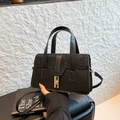Sac chic en similicuir noir avec des paillettes brillantes et un fermoir rotatif doré - Noir