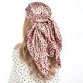 Foulard quadrato in satin leopardato con strisce rosa indossato come bandana chic - Rosa Leopardato
