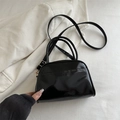Sac à main noir brillant au design exclusif avec détails dorés et bandoulière - Noir