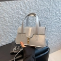 Sac à main carré argenté avec rabat scintillant en strass et fermoir doré rotatif - Argenté