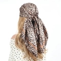 Foulard quadrato in raso maculato da donna indossato come bandana su sfondo bianco puro - Leopardato Caffè Chiaro