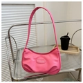 Détail du sac sous l'aisselle rose vif en forme de croissant avec fond plissé - Rose rose